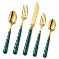 Elegantes Besteckset mit Gold und Grün